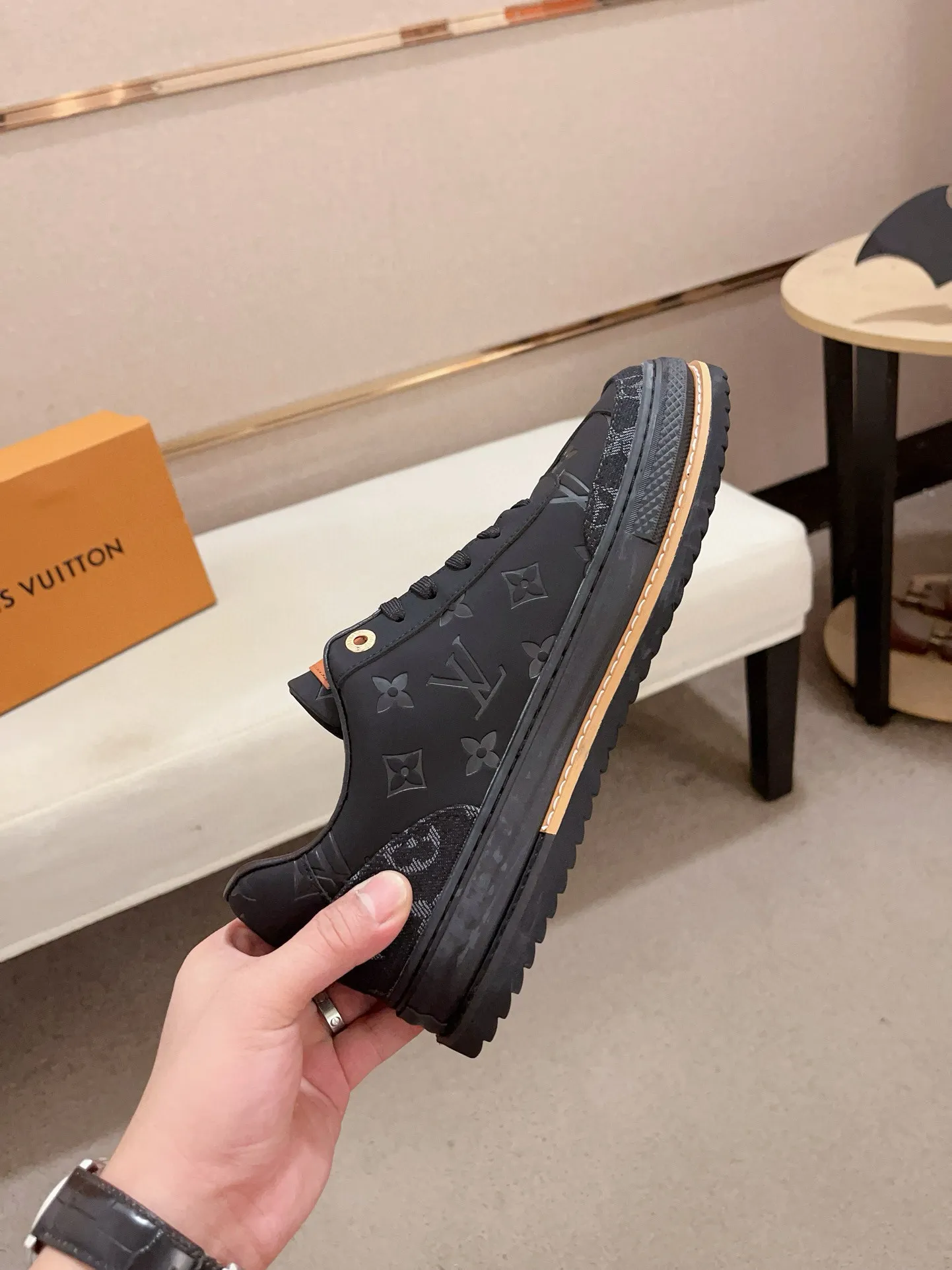 Men's shoes💰 400💰Louis Vuitton (Louis Vuitton/LV) top 🔍🔍 new models are on sale at the same time, the upper 🇮🇹 imported first-layer cowhide from Italy, fully imported sheepskin lining 💪💪, completely 1⃣️ to 1 ⃣️Re-engraved🇮🇹💪💪, ⚠Sole: The original sole is specially provided by the original factory, the exclusive movable molded sole is super comfortable, ⚠The original factory follows the order, 🔍🔍high quality, you can enter and exit the counter at will, welcome to compare⚠. Code number: 38-44. Can be customized for 45 non-refundable!